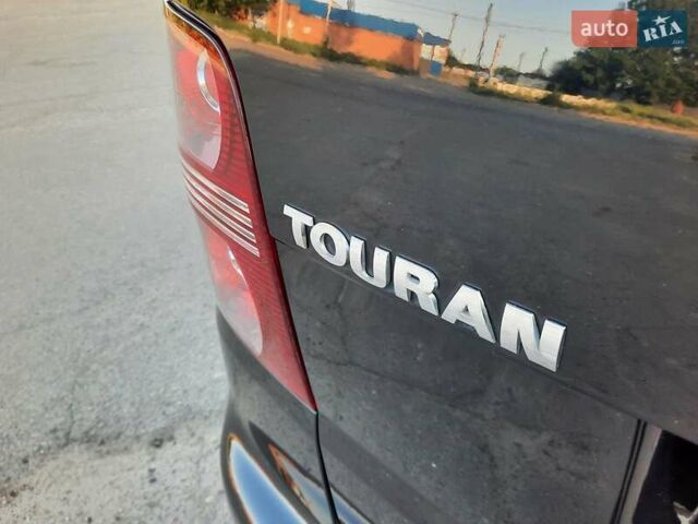 Черный Фольксваген Туран, объемом двигателя 1.6 л и пробегом 213 тыс. км за 8550 $, фото 113 на Automoto.ua