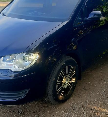 Черный Фольксваген Туран, объемом двигателя 1.4 л и пробегом 242 тыс. км за 7500 $, фото 2 на Automoto.ua