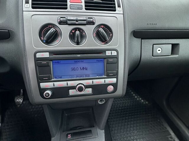 Черный Фольксваген Туран, объемом двигателя 1.9 л и пробегом 280 тыс. км за 4500 $, фото 10 на Automoto.ua