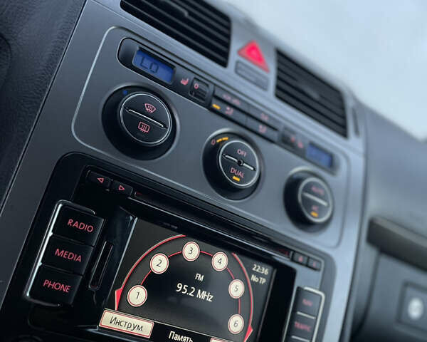 Чорний Фольксваген Туран, об'ємом двигуна 2 л та пробігом 292 тис. км за 8999 $, фото 54 на Automoto.ua