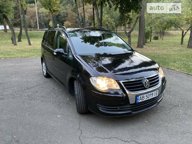 Черный Фольксваген Туран, объемом двигателя 1.6 л и пробегом 261 тыс. км за 7100 $, фото 6 на Automoto.ua