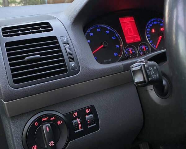 Черный Фольксваген Туран, объемом двигателя 1.6 л и пробегом 261 тыс. км за 7100 $, фото 17 на Automoto.ua