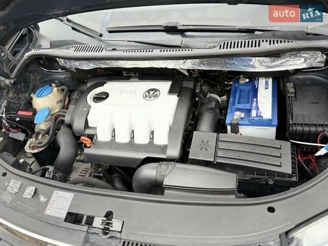 Черный Фольксваген Туран, объемом двигателя 1.9 л и пробегом 230 тыс. км за 7400 $, фото 12 на Automoto.ua