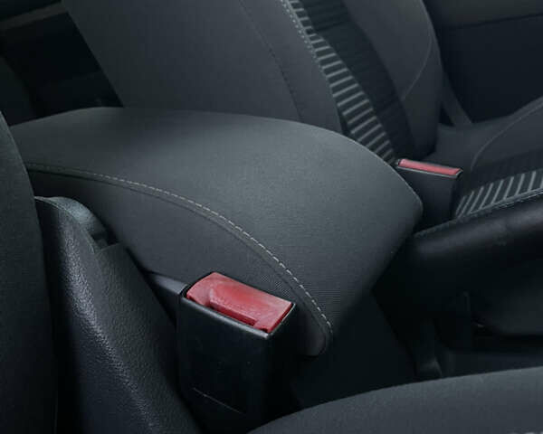 Чорний Фольксваген Туран, об'ємом двигуна 2 л та пробігом 292 тис. км за 8999 $, фото 76 на Automoto.ua