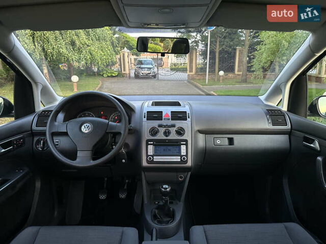 Черный Фольксваген Туран, объемом двигателя 1.6 л и пробегом 220 тыс. км за 7700 $, фото 41 на Automoto.ua