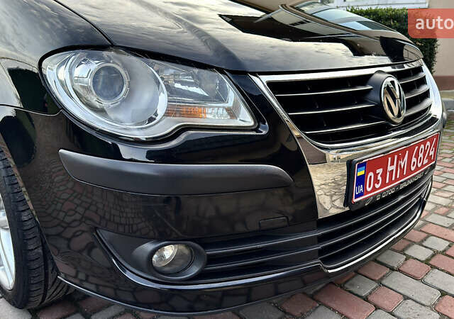 Черный Фольксваген Туран, объемом двигателя 1.6 л и пробегом 176 тыс. км за 8198 $, фото 92 на Automoto.ua