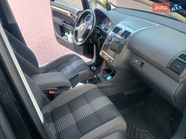 Черный Фольксваген Туран, объемом двигателя 2 л и пробегом 290 тыс. км за 6500 $, фото 16 на Automoto.ua