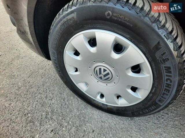 Черный Фольксваген Туран, объемом двигателя 1.6 л и пробегом 213 тыс. км за 8550 $, фото 44 на Automoto.ua