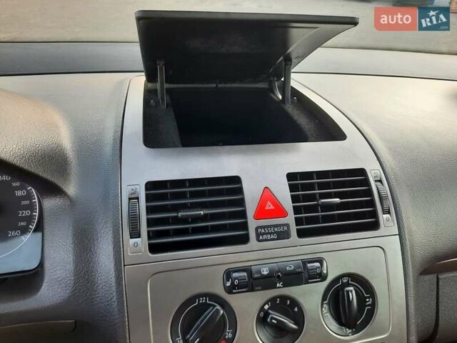 Черный Фольксваген Туран, объемом двигателя 1.6 л и пробегом 213 тыс. км за 8550 $, фото 65 на Automoto.ua