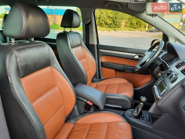 Черный Фольксваген Туран, объемом двигателя 1.6 л и пробегом 213 тыс. км за 8550 $, фото 141 на Automoto.ua