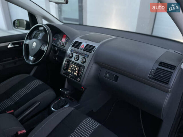 Чорний Фольксваген Туран, об'ємом двигуна 2 л та пробігом 292 тис. км за 8999 $, фото 66 на Automoto.ua