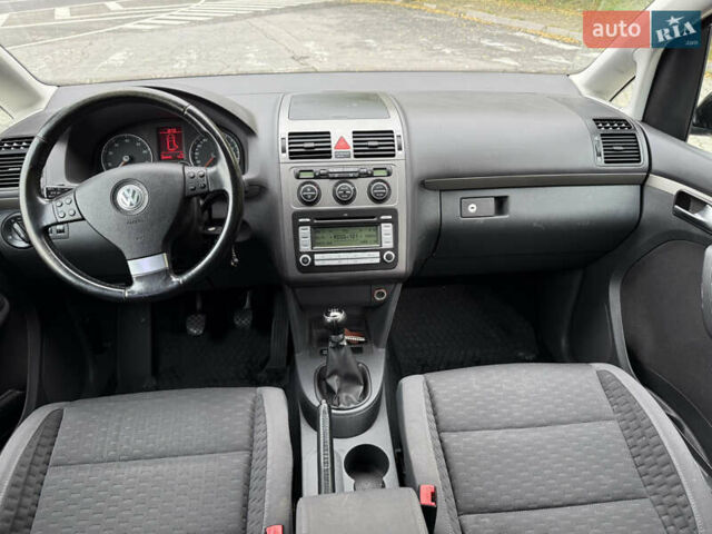 Черный Фольксваген Туран, объемом двигателя 1.6 л и пробегом 200 тыс. км за 7700 $, фото 35 на Automoto.ua