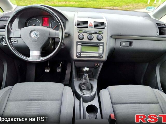 Черный Фольксваген Туран, объемом двигателя 2 л и пробегом 318 тыс. км за 2400 $, фото 8 на Automoto.ua