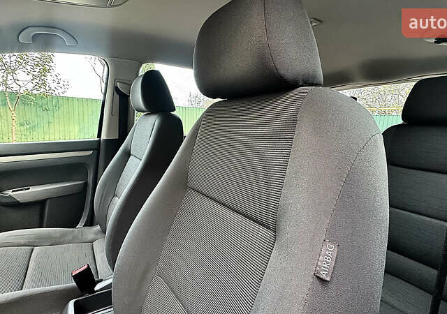 Черный Фольксваген Туран, объемом двигателя 1.6 л и пробегом 176 тыс. км за 8198 $, фото 40 на Automoto.ua