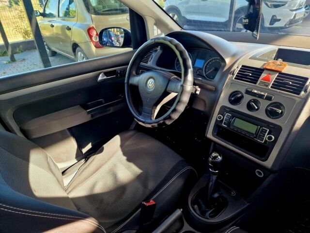Черный Фольксваген Туран, объемом двигателя 1.6 л и пробегом 231 тыс. км за 5800 $, фото 4 на Automoto.ua