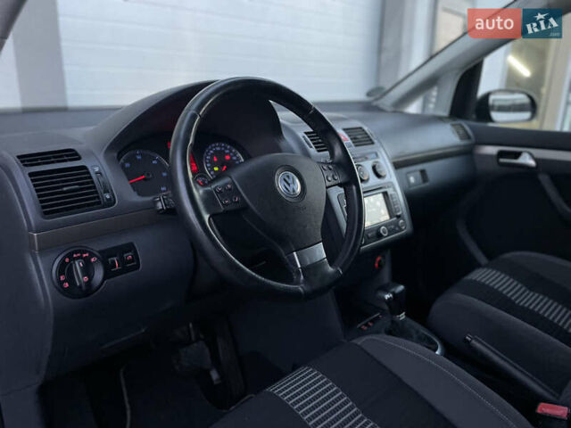 Чорний Фольксваген Туран, об'ємом двигуна 2 л та пробігом 292 тис. км за 8999 $, фото 2 на Automoto.ua