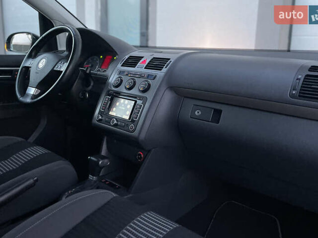 Чорний Фольксваген Туран, об'ємом двигуна 2 л та пробігом 292 тис. км за 8850 $, фото 54 на Automoto.ua