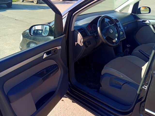 Черный Фольксваген Туран, объемом двигателя 1.4 л и пробегом 291 тыс. км за 6050 $, фото 5 на Automoto.ua