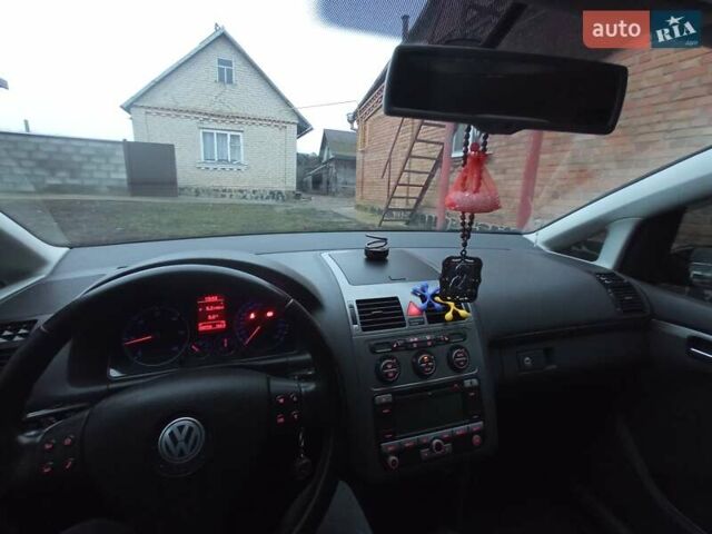 Черный Фольксваген Туран, объемом двигателя 1.9 л и пробегом 293 тыс. км за 7000 $, фото 11 на Automoto.ua