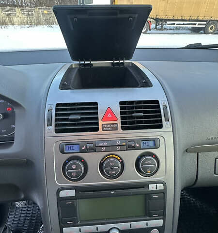 Чорний Фольксваген Туран, об'ємом двигуна 1.4 л та пробігом 145 тис. км за 8699 $, фото 48 на Automoto.ua