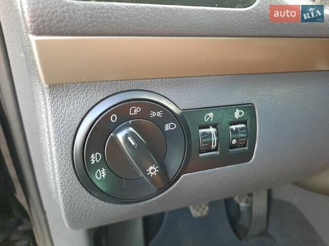 Черный Фольксваген Туран, объемом двигателя 1.6 л и пробегом 213 тыс. км за 8550 $, фото 53 на Automoto.ua