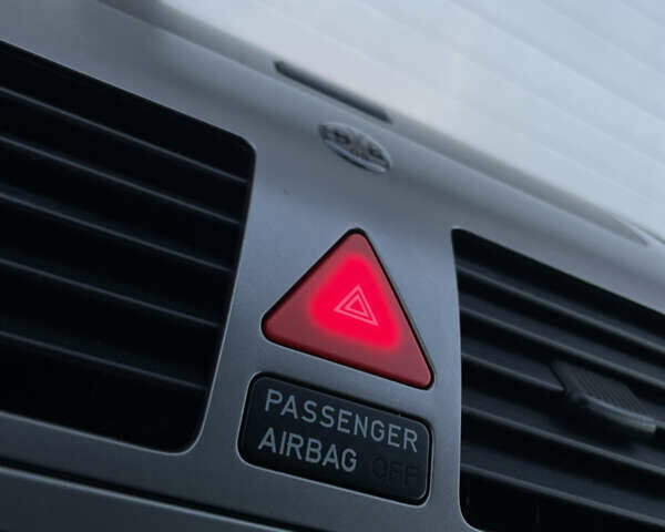 Чорний Фольксваген Туран, об'ємом двигуна 2 л та пробігом 292 тис. км за 8999 $, фото 56 на Automoto.ua