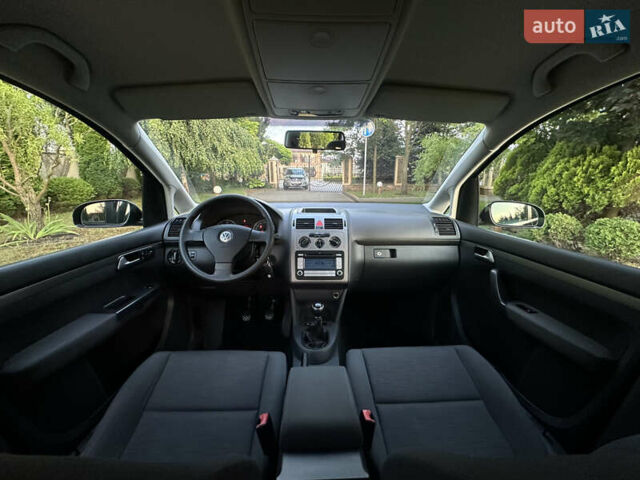 Черный Фольксваген Туран, объемом двигателя 1.6 л и пробегом 220 тыс. км за 7700 $, фото 40 на Automoto.ua