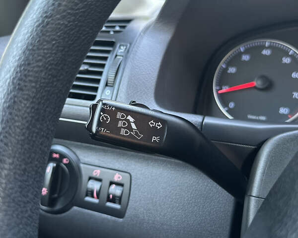 Черный Фольксваген Туран, объемом двигателя 1.6 л и пробегом 220 тыс. км за 7700 $, фото 48 на Automoto.ua