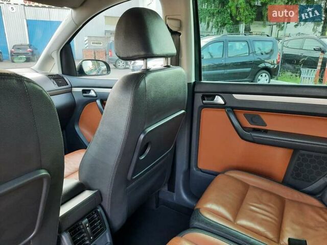 Черный Фольксваген Туран, объемом двигателя 1.6 л и пробегом 213 тыс. км за 8550 $, фото 85 на Automoto.ua