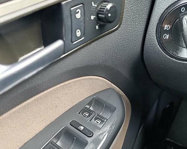 Черный Фольксваген Туран, объемом двигателя 1.6 л и пробегом 222 тыс. км за 7600 $, фото 13 на Automoto.ua