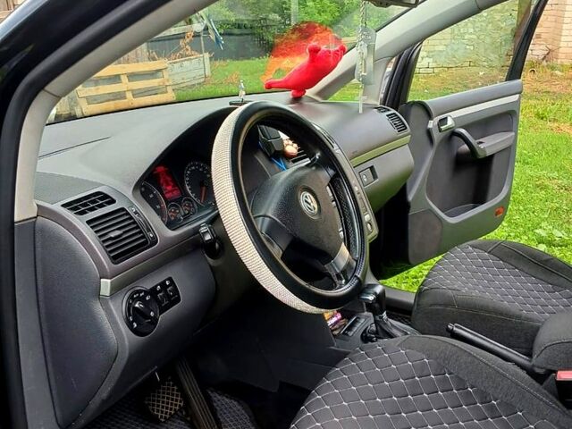 Черный Фольксваген Туран, объемом двигателя 1.4 л и пробегом 240 тыс. км за 6500 $, фото 7 на Automoto.ua