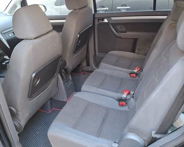 Черный Фольксваген Туран, объемом двигателя 1.98 л и пробегом 296 тыс. км за 7800 $, фото 12 на Automoto.ua