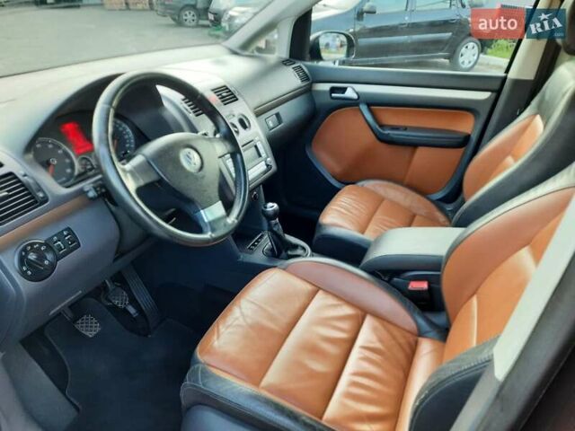 Черный Фольксваген Туран, объемом двигателя 1.6 л и пробегом 213 тыс. км за 8550 $, фото 74 на Automoto.ua