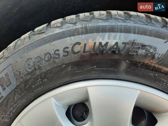 Черный Фольксваген Туран, объемом двигателя 1.6 л и пробегом 213 тыс. км за 8550 $, фото 43 на Automoto.ua