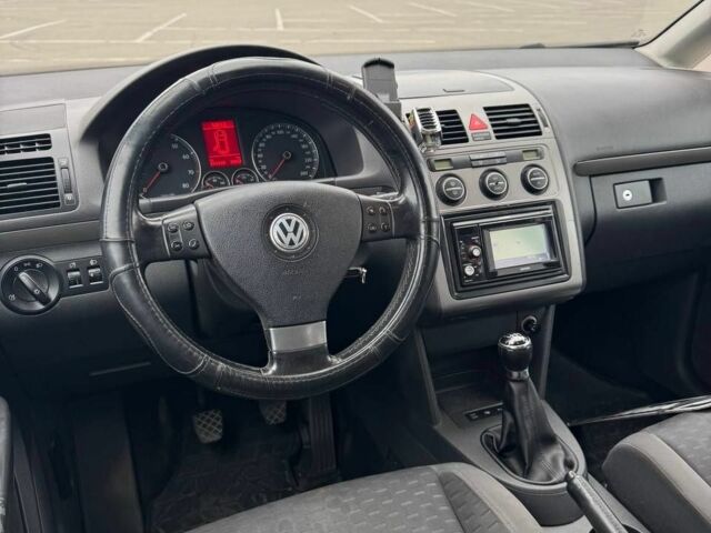 Черный Фольксваген Туран, объемом двигателя 1.4 л и пробегом 211 тыс. км за 7100 $, фото 6 на Automoto.ua