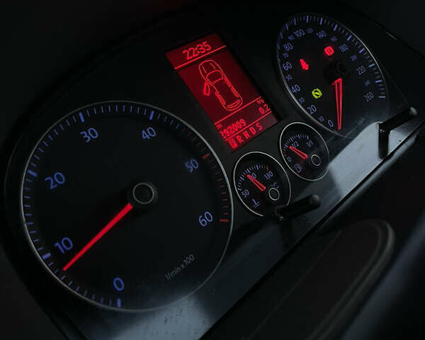 Чорний Фольксваген Туран, об'ємом двигуна 2 л та пробігом 292 тис. км за 8850 $, фото 39 на Automoto.ua