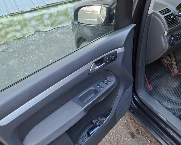 Черный Фольксваген Туран, объемом двигателя 1.98 л и пробегом 296 тыс. км за 7800 $, фото 10 на Automoto.ua