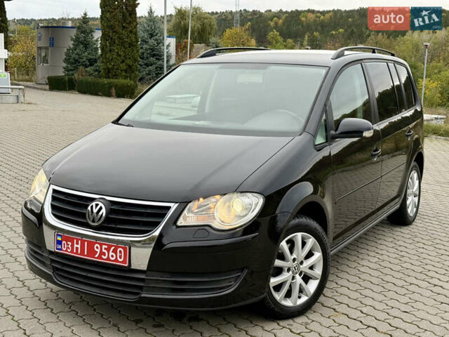 Черный Фольксваген Туран, объемом двигателя 1.6 л и пробегом 200 тыс. км за 7700 $, фото 1 на Automoto.ua