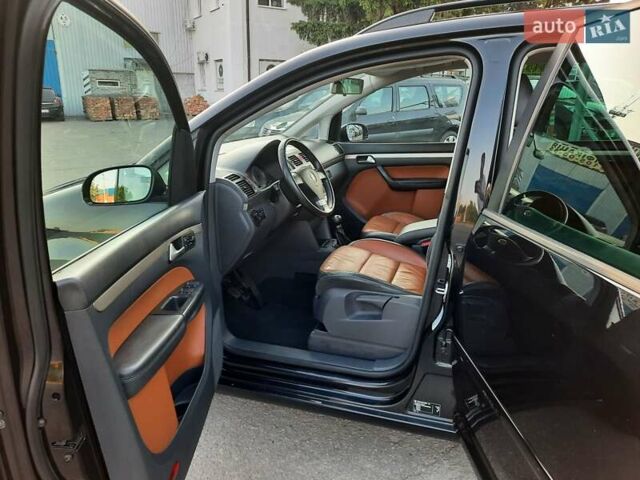 Черный Фольксваген Туран, объемом двигателя 1.6 л и пробегом 213 тыс. км за 8550 $, фото 158 на Automoto.ua