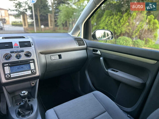 Черный Фольксваген Туран, объемом двигателя 1.6 л и пробегом 220 тыс. км за 7700 $, фото 42 на Automoto.ua