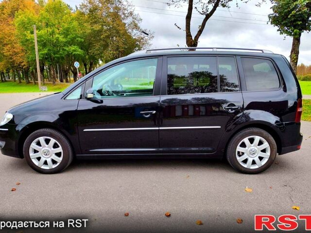 Черный Фольксваген Туран, объемом двигателя 2 л и пробегом 318 тыс. км за 2400 $, фото 1 на Automoto.ua