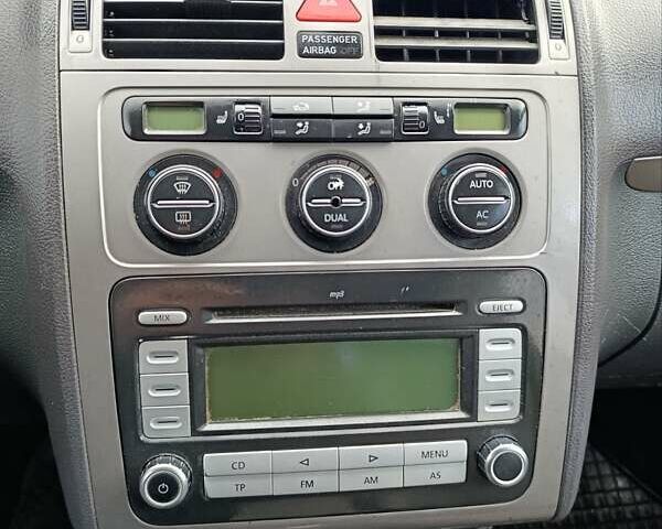 Черный Фольксваген Туран, объемом двигателя 1.6 л и пробегом 222 тыс. км за 7600 $, фото 19 на Automoto.ua