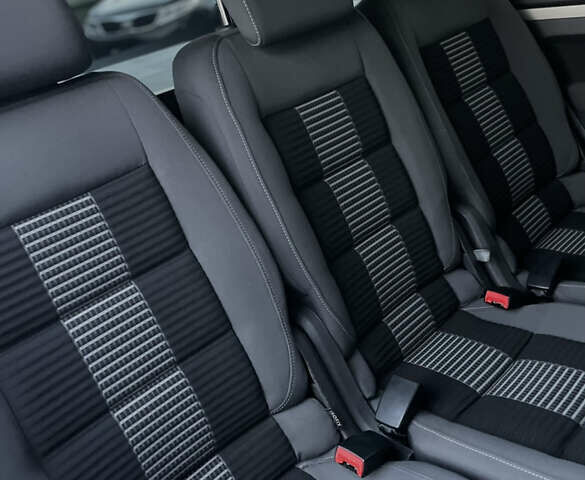 Чорний Фольксваген Туран, об'ємом двигуна 2 л та пробігом 292 тис. км за 8999 $, фото 3 на Automoto.ua