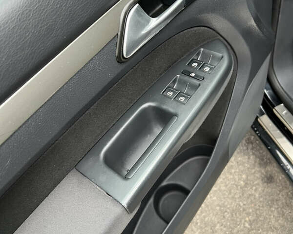 Черный Фольксваген Туран, объемом двигателя 1.6 л и пробегом 193 тыс. км за 7799 $, фото 28 на Automoto.ua