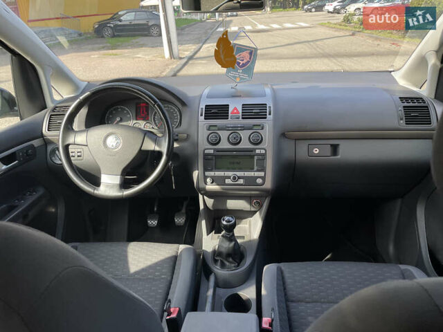 Чорний Фольксваген Туран, об'ємом двигуна 1.4 л та пробігом 192 тис. км за 7500 $, фото 26 на Automoto.ua