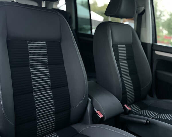 Чорний Фольксваген Туран, об'ємом двигуна 2 л та пробігом 292 тис. км за 8999 $, фото 71 на Automoto.ua