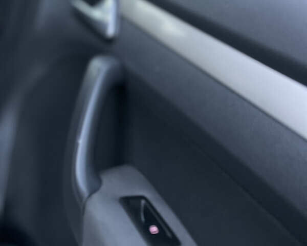 Чорний Фольксваген Туран, об'ємом двигуна 2 л та пробігом 292 тис. км за 8850 $, фото 57 на Automoto.ua