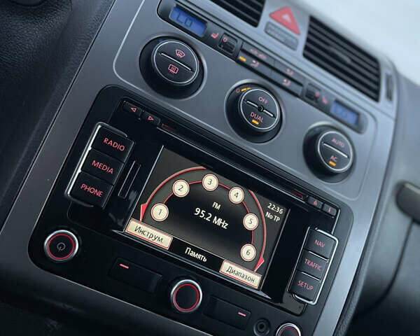 Чорний Фольксваген Туран, об'ємом двигуна 2 л та пробігом 292 тис. км за 8999 $, фото 61 на Automoto.ua