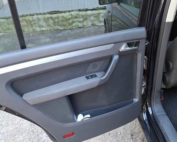 Черный Фольксваген Туран, объемом двигателя 1.98 л и пробегом 296 тыс. км за 7800 $, фото 13 на Automoto.ua