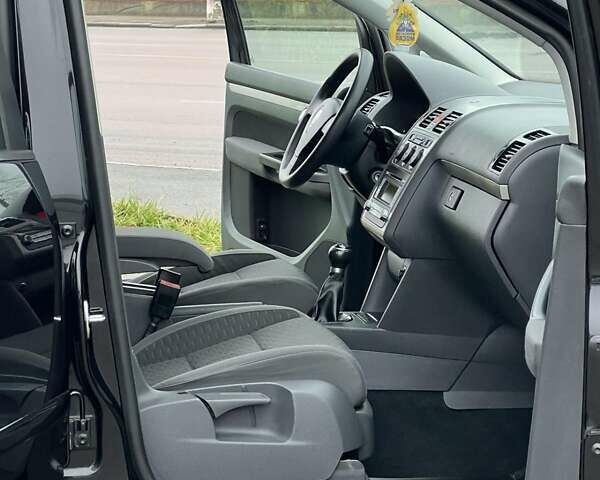 Чорний Фольксваген Туран, об'ємом двигуна 1.6 л та пробігом 147 тис. км за 8350 $, фото 20 на Automoto.ua